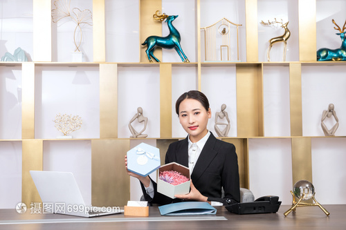 前臺服務(wù)人員展示禮盒 攝影服務(wù)