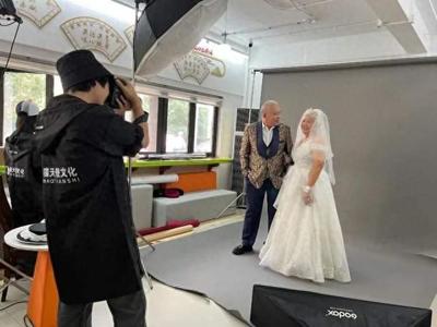 為歲月留影，讓愛永駐——社區(qū)公益攝影定格老人幸福時(shí)光